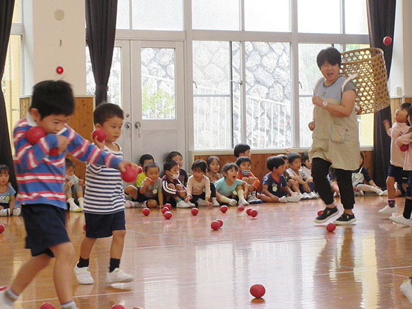 追いかけ玉入れ「まて～！」